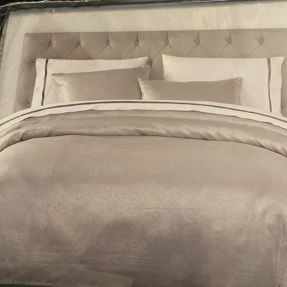 HiEnd Accents MARILYN 3PC DUVET SET, SUPER QUEEN
COLOR:GRAY SILVER METALLIC NWT - Picture 2 of 8